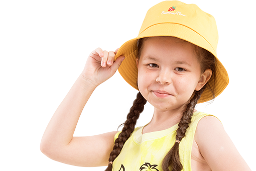 Летний курс кембриджского английского радует девочку в желтой шапке
